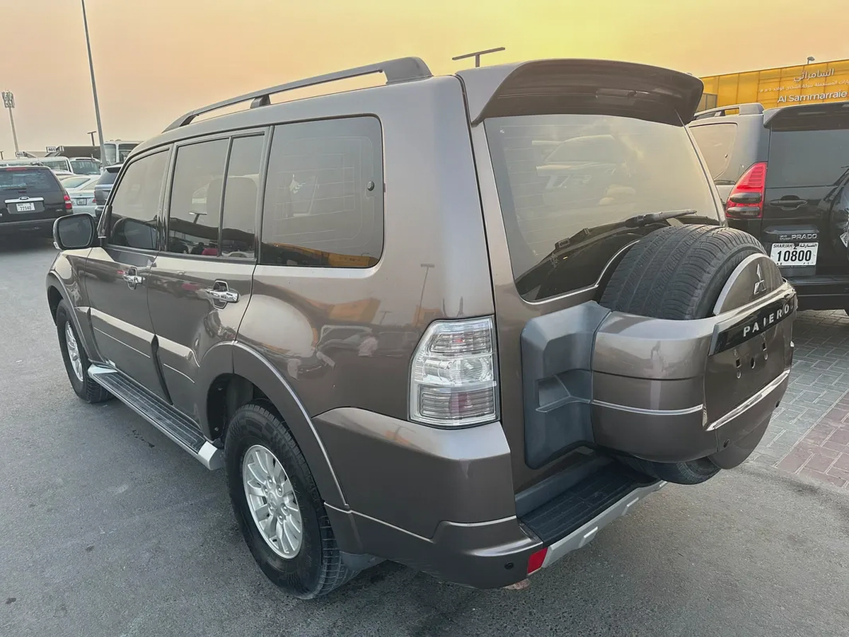 Mitsubshi pajero 2013 brown color GCC calen car