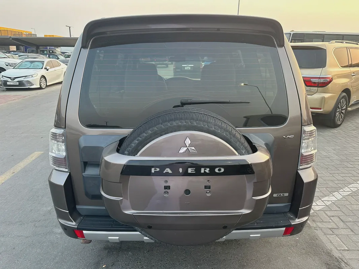 Mitsubshi pajero 2013 brown color GCC calen car