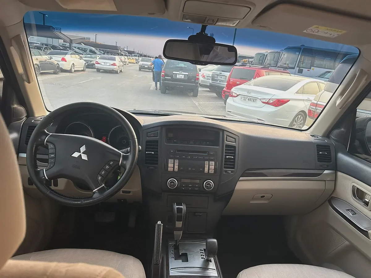 Mitsubshi pajero 2013 brown color GCC calen car