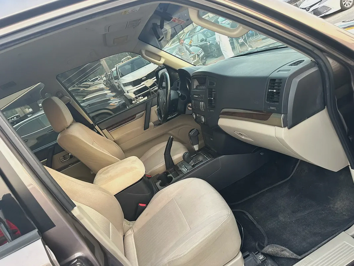 Mitsubshi pajero 2013 brown color GCC calen car
