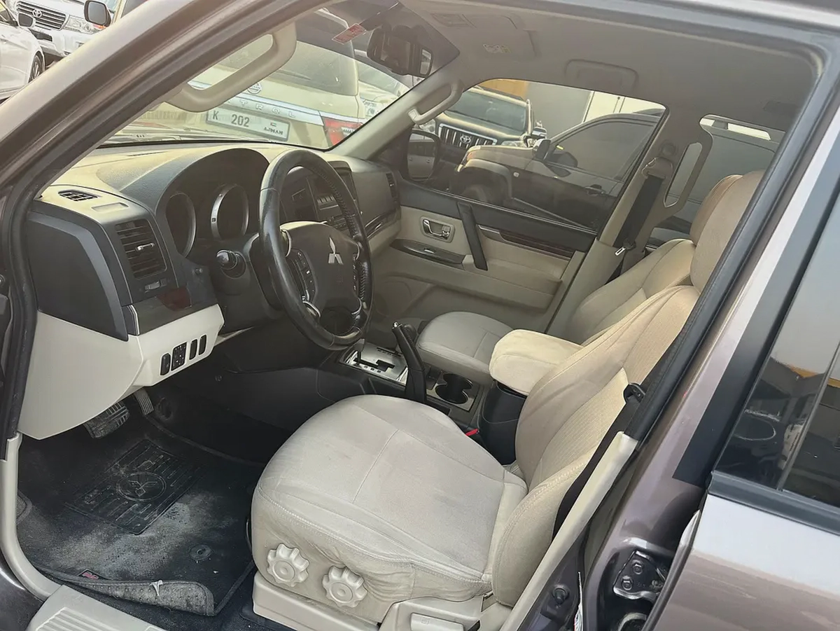 Mitsubshi pajero 2013 brown color GCC calen car