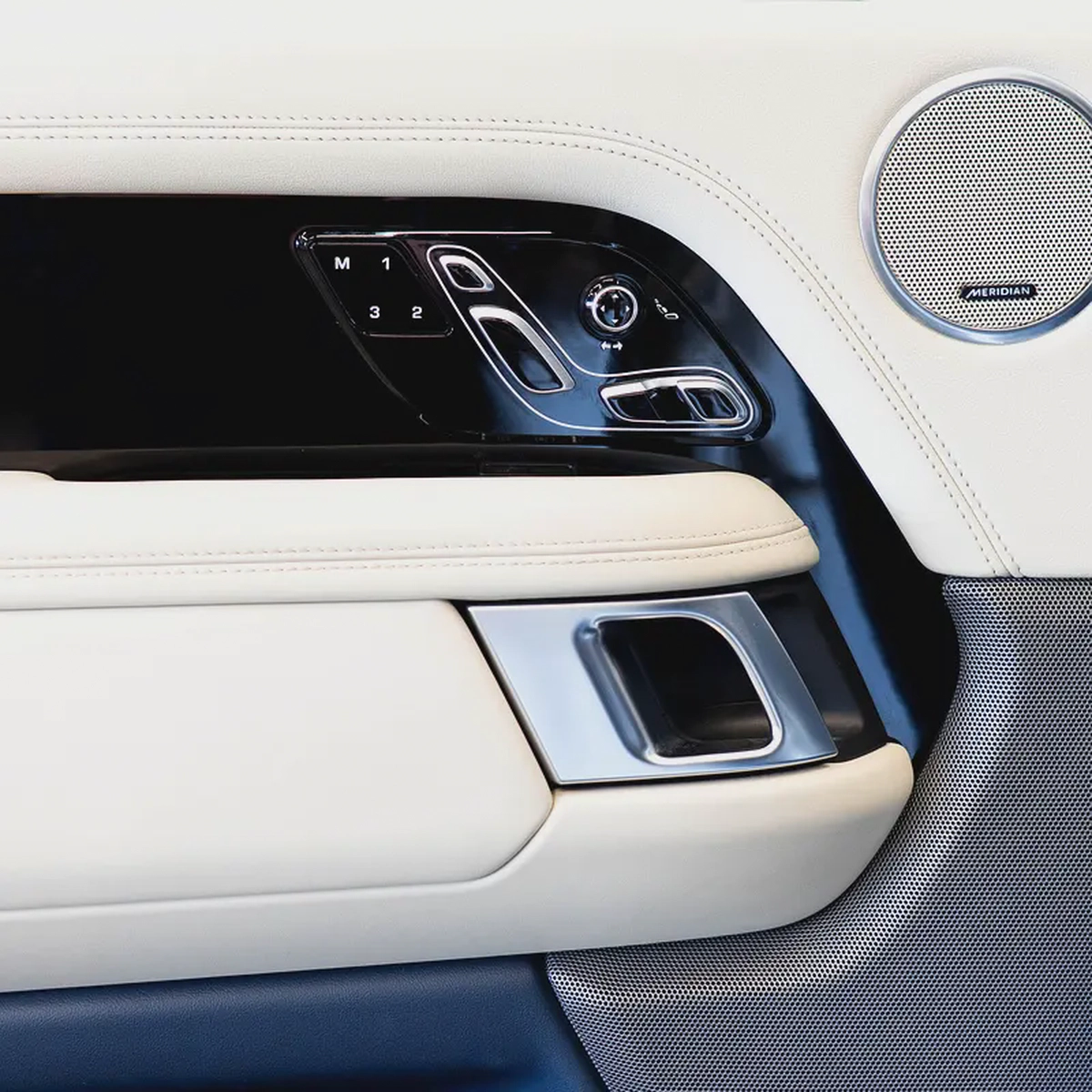 AED 2,586 p.m • 0% Downpayment • Range Rover Vogue • 1 Year Warranty-6-6