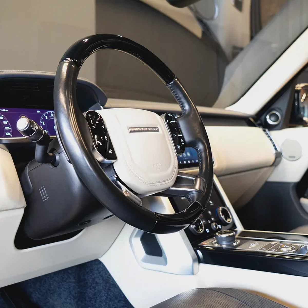 AED 2,586 p.m • 0% Downpayment • Range Rover Vogue • 1 Year Warranty-8-8