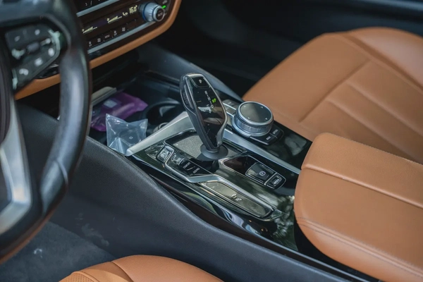 BMW 520i Joy Edition – 2022 | FULL SERVICE HISTORY GCC | 101,984 KM | AED 95,000