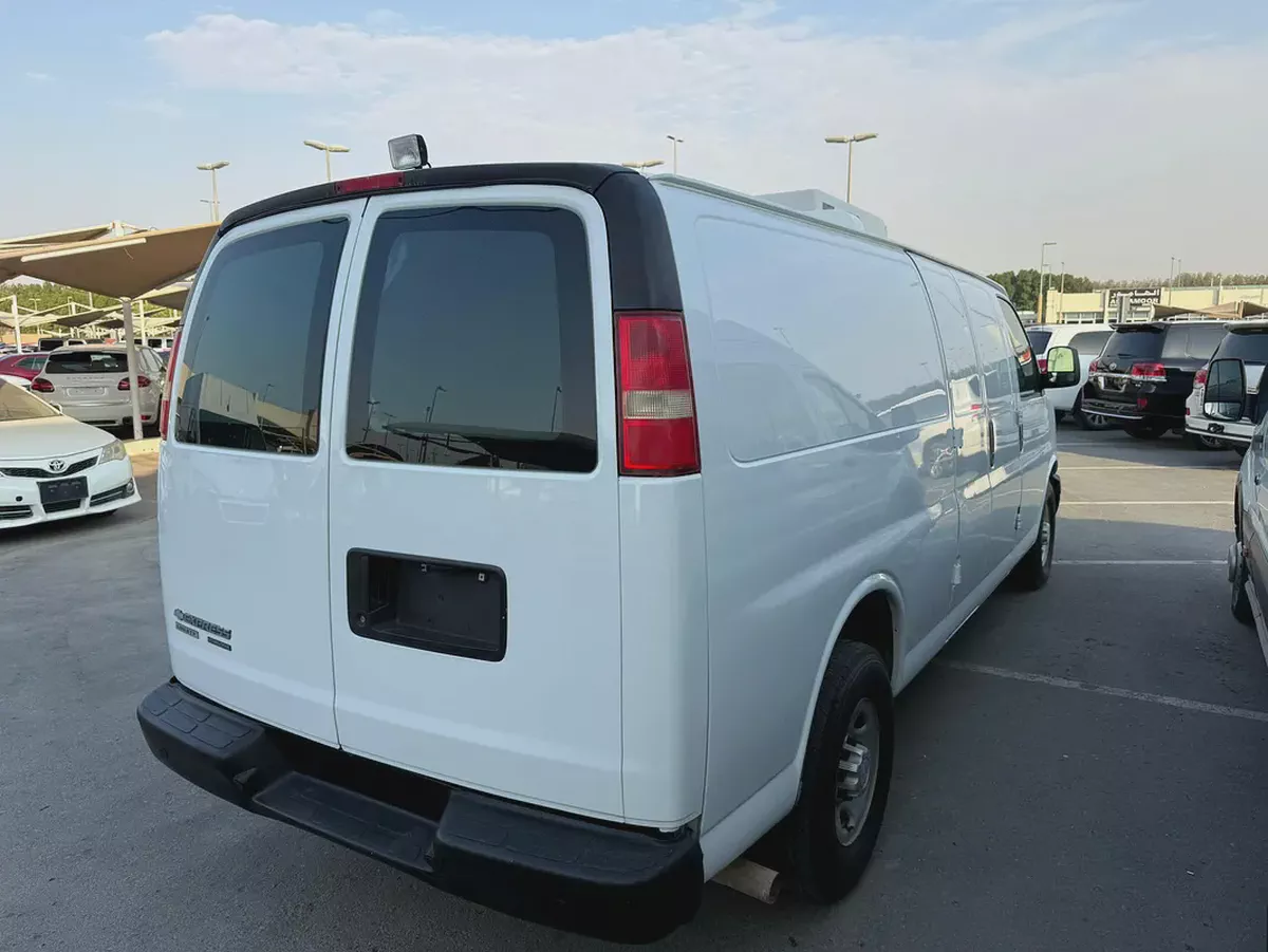Chevrolet Express 2016 white van 3500-4-4