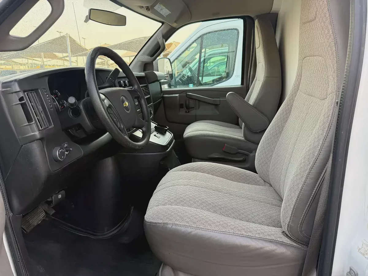 Chevrolet Express 2016 white van 3500-6-6