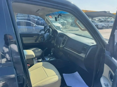 Mitsubshi pajero 2015 balck color GCc calen Cr-5