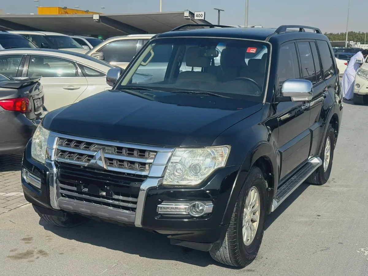 Mitsubshi pajero 2015 balck color GCc calen Cr