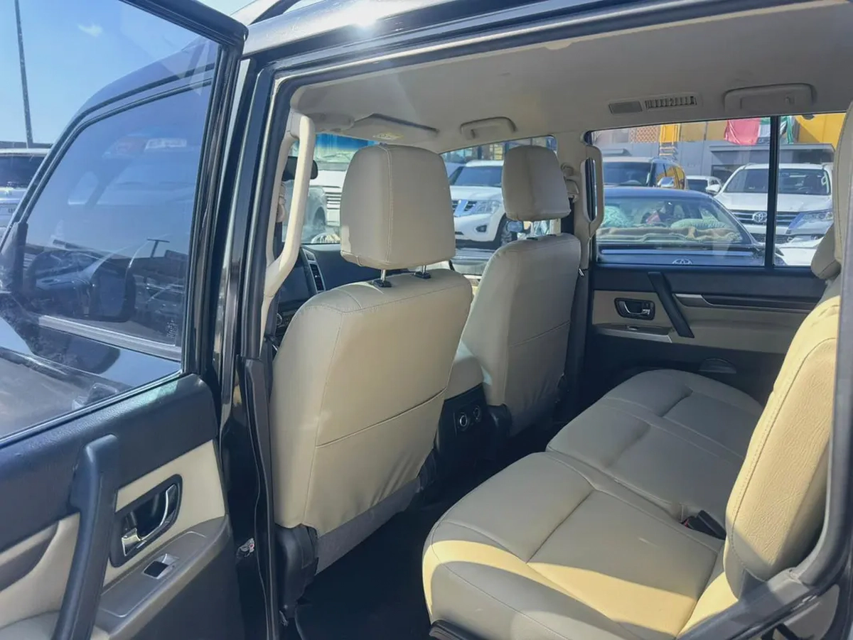 Mitsubshi pajero 2015 balck color GCc calen Cr