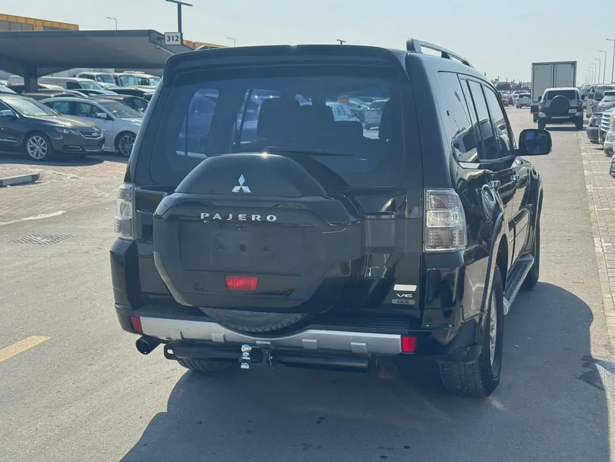 Mitsubshi pajero 2015 balck color GCc calen Cr