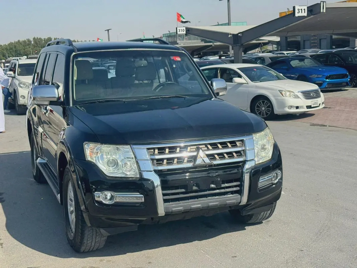 Mitsubshi pajero 2015 balck color GCc calen Cr