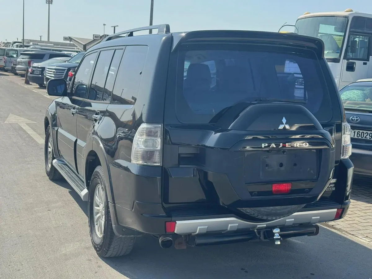 Mitsubshi pajero 2015 balck color GCc calen Cr