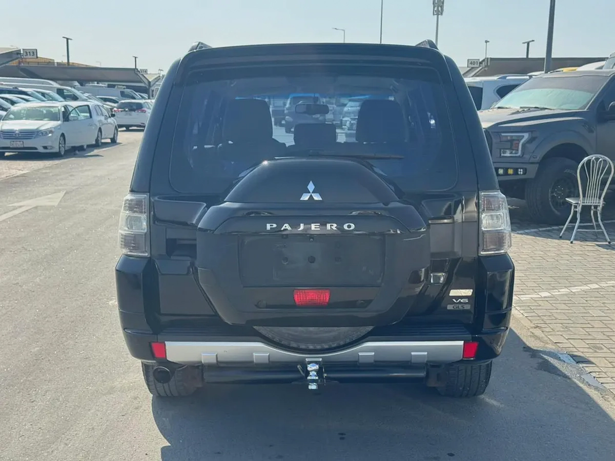 Mitsubshi pajero 2015 balck color GCc calen Cr
