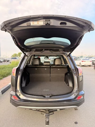 Toyota RAV4 XLE // sunroof,, leather seats// full option 2018-20