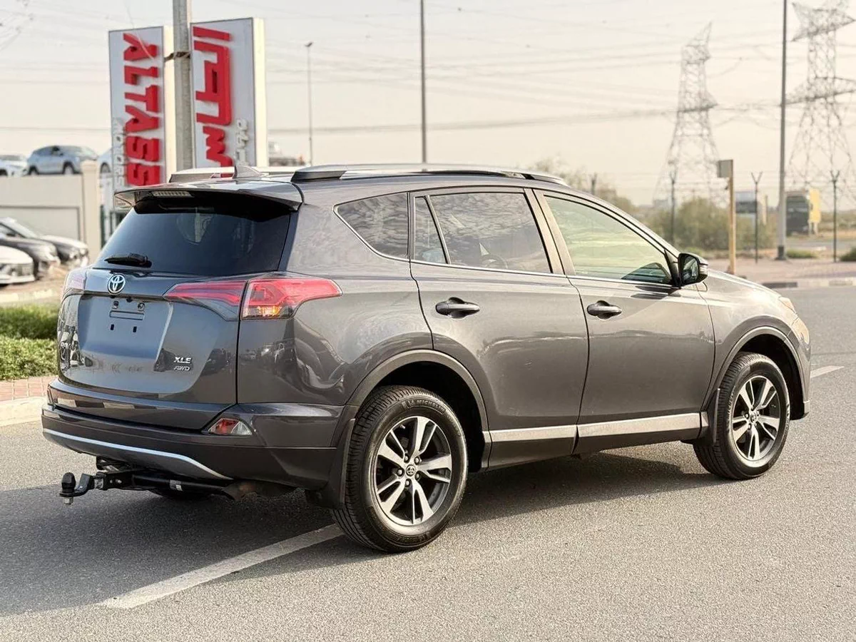 Toyota RAV4 XLE // sunroof,, leather seats// full option 2018-2-0