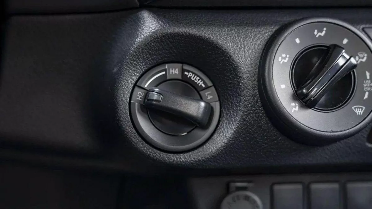 Toyota Hilux DLX Toyota hilux 2.4L diesel mid option p.w MY24 for export only-10-0