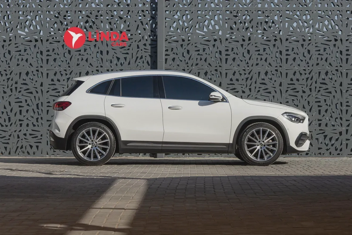 Mercedes-Benz GLA 200-2-2