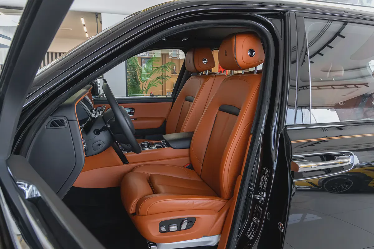 Rolls-Royce Cullinan | Black Badge | GCC Specs | Dealer Warranty Service Contract (AGMC) | 202-9-9