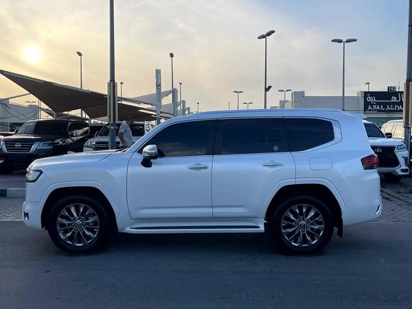 Toyota Land Cruiser VXR Grand Touring 2022 - GCC Specs - Pristine Condition