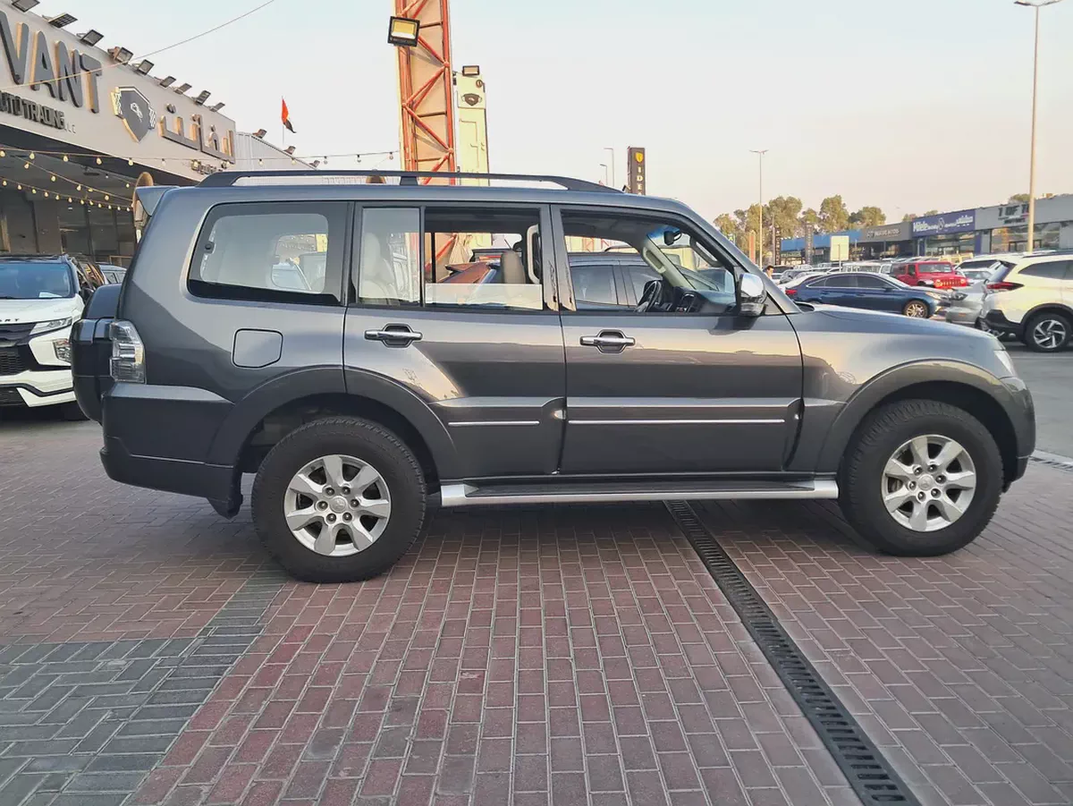 Mitsubishi Pajero 2019 GLS Top Line | GCC Specs | Full Service History From Company Well Maintained-7-7