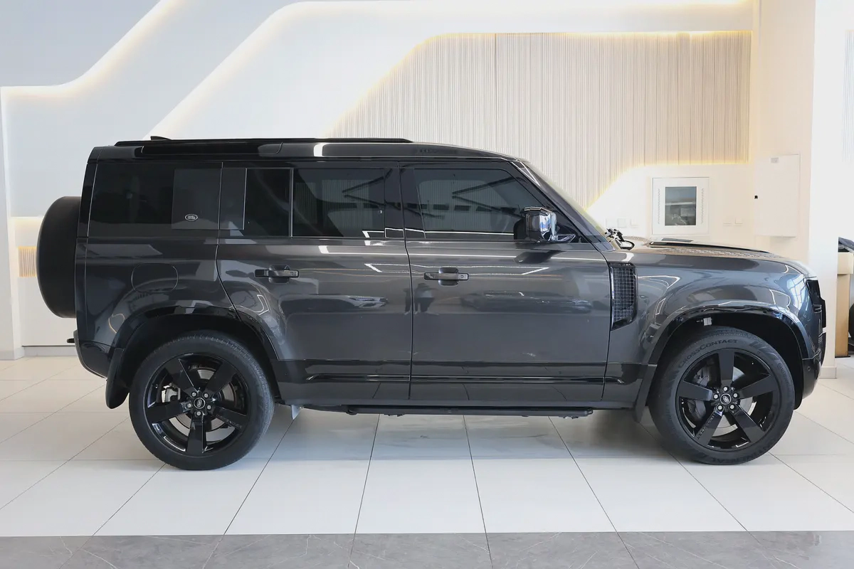 2023 Land Rover Defender 110 S | GCC Specs | Pristine Condition-6-6
