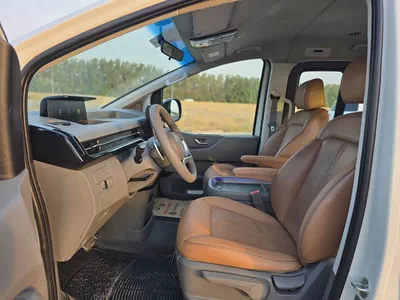 Hyundai Staria 2022 Luxury GCC Specs - V6 3.5L - 9-Seater VIP Edition - Good condition-11