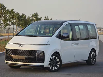 Hyundai Staria 2022 Luxury GCC Specs - V6 3.5L - 9-Seater VIP Edition - Good condition-2