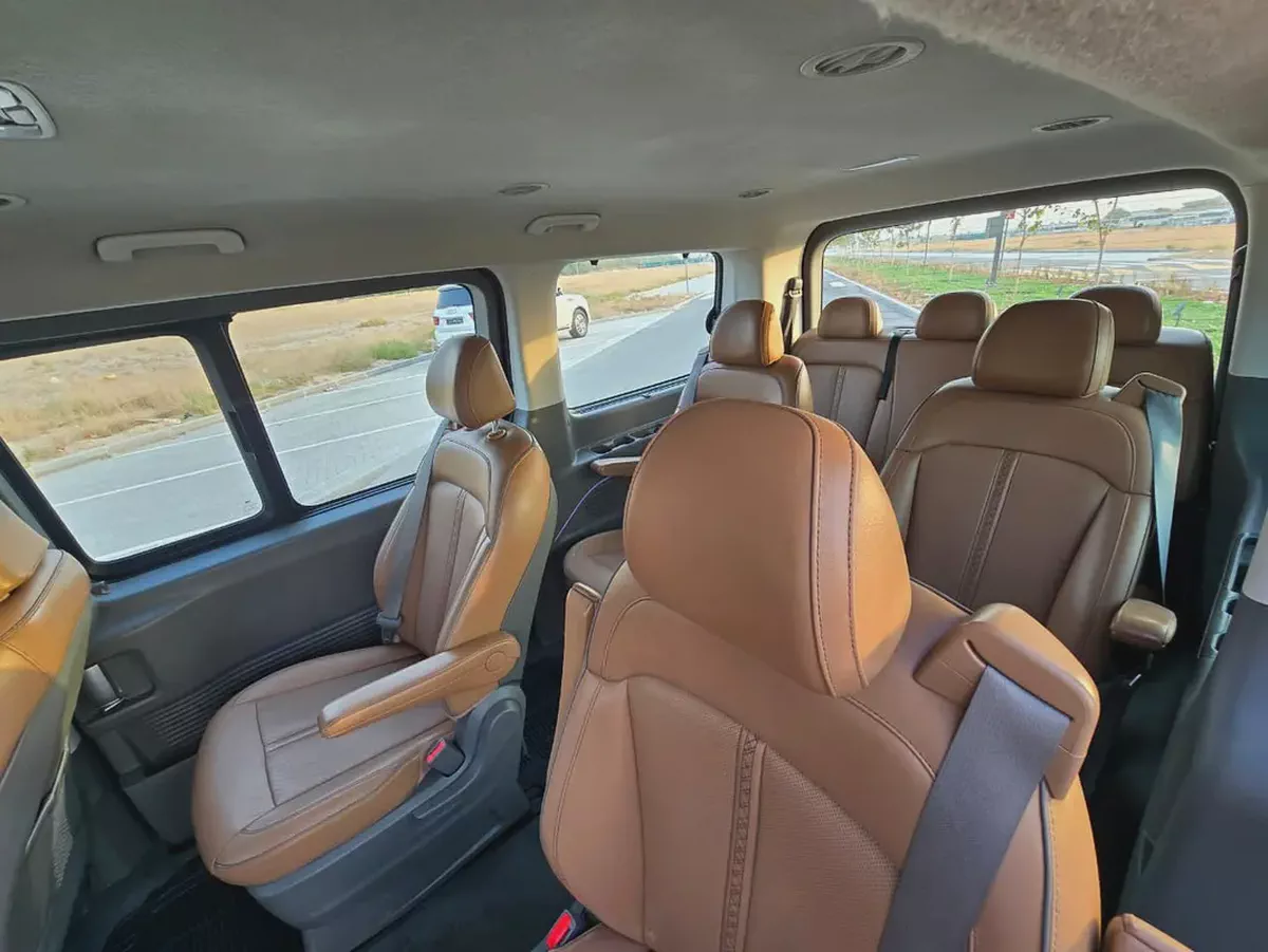 Hyundai Staria 2022 Luxury GCC Specs - V6 3.5L - 9-Seater VIP Edition - Good condition-13-13