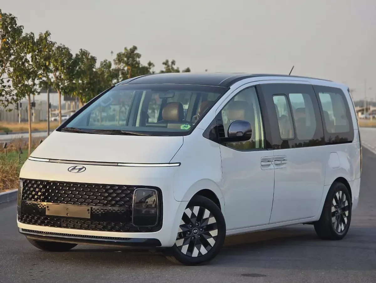 Hyundai Staria 2022 Luxury GCC Specs - V6 3.5L - 9-Seater VIP Edition - Good condition-2-2