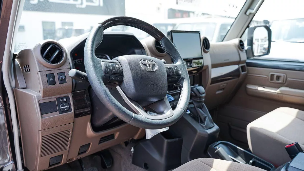 Toyota Land Cruiser 70 LC76 4.0L PTR 26 YM AT-3-0