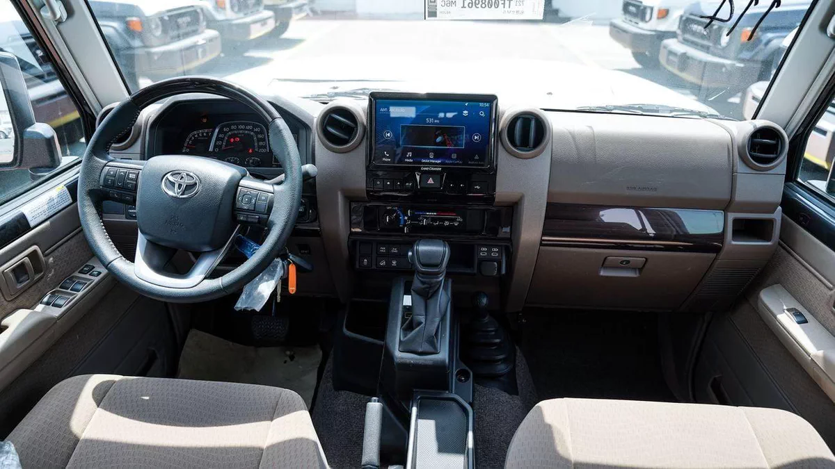Toyota Land Cruiser 70 LC76 4.0L PTR 26 YM AT-6-0