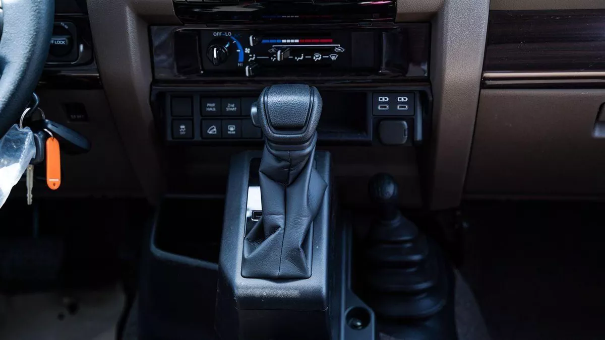 Toyota Land Cruiser 70 LC76 4.0L PTR 26 YM AT-7-0