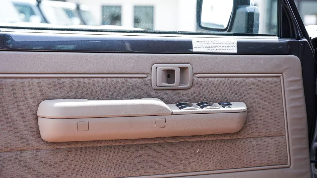 Toyota Land Cruiser 70 LC76 4.0L PTR 26 YM AT-8-0