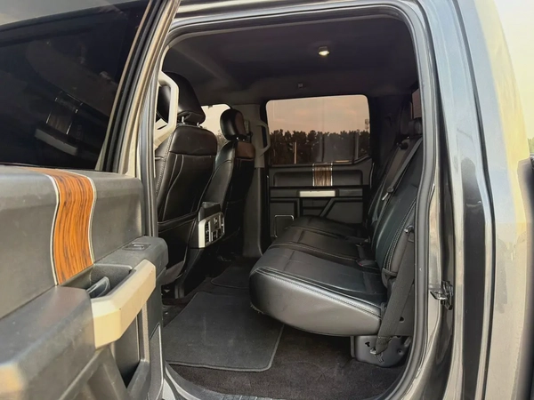 Ford F150 -2018  American specs, top of the line, in excellent condition.
