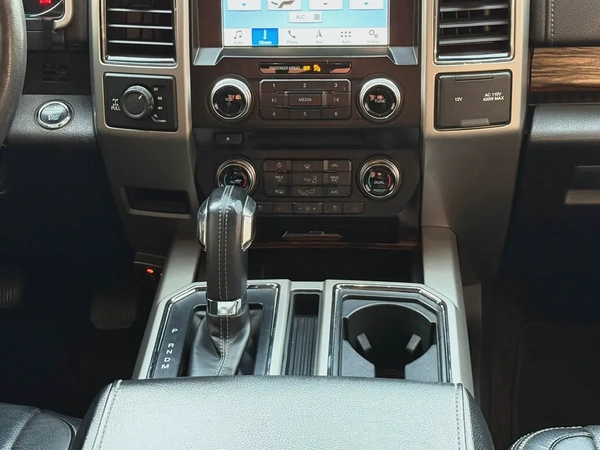 Ford F150 -2018  American specs, top of the line, in excellent condition.
