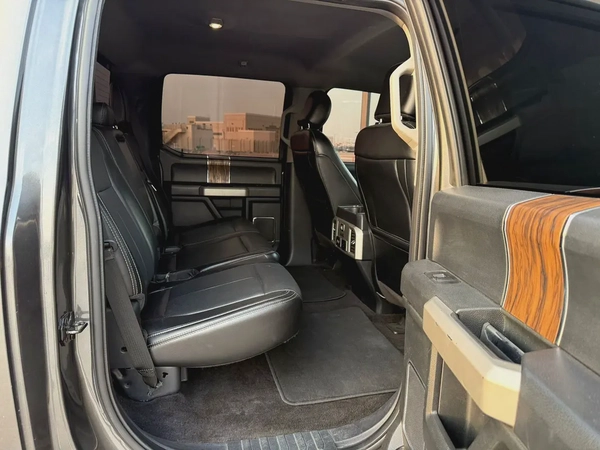 Ford F150 -2018  American specs, top of the line, in excellent condition.