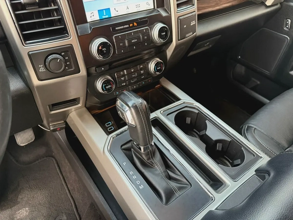 Ford F150 -2018  American specs, top of the line, in excellent condition.