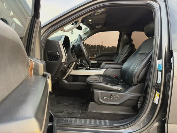 Ford F150 -2018  American specs, top of the line, in excellent condition.