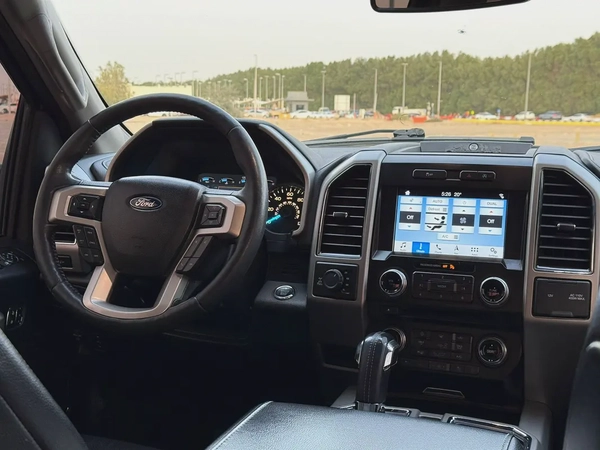 Ford F150 -2018  American specs, top of the line, in excellent condition.
