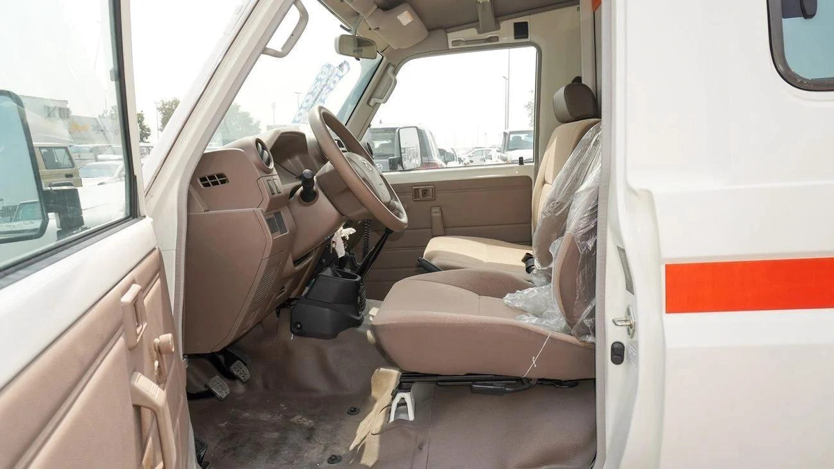 Toyota Land Cruiser 70 4.0L M/T