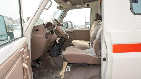 Toyota Land Cruiser 70 4.0L M/T