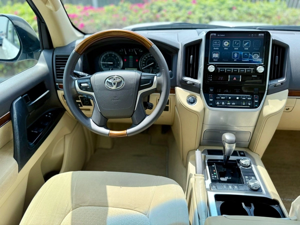 LAND CRUISER EX. R V6 | GCC SPECS | YEAR: 2017 | KMS: 218,000 | FULL-SERVICE HISTORY