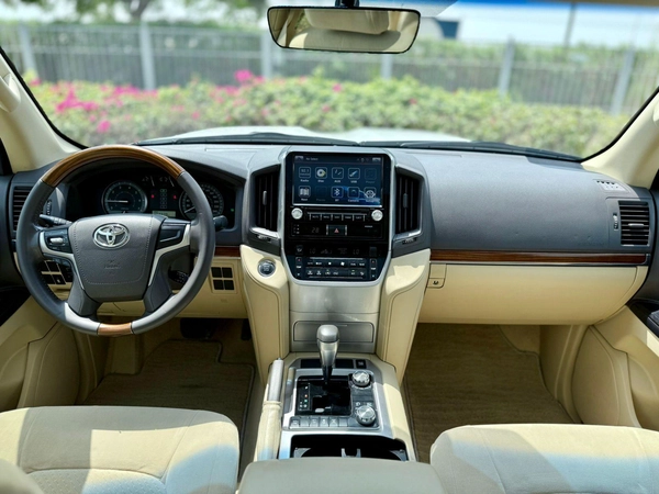 LAND CRUISER EX. R V6 | GCC SPECS | YEAR: 2017 | KMS: 218,000 | FULL-SERVICE HISTORY