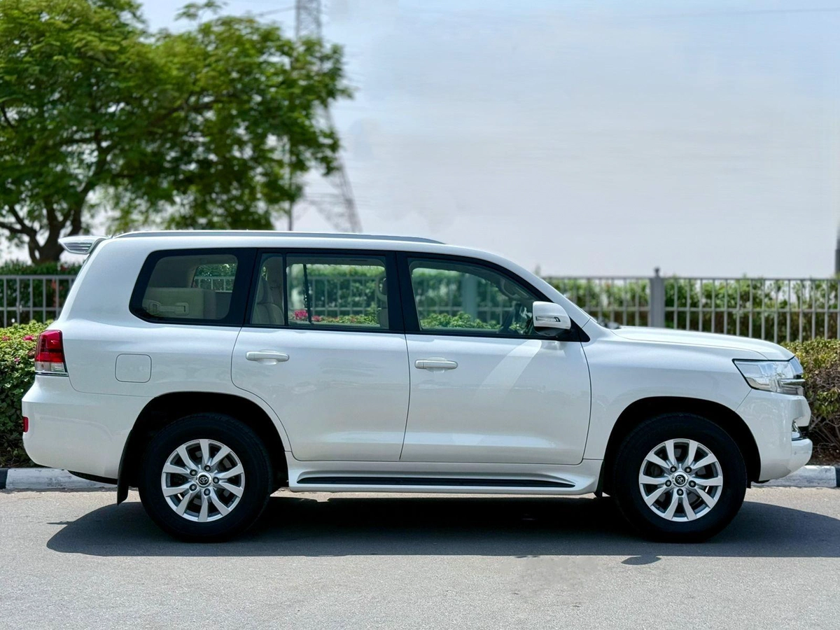 LAND CRUISER EX. R V6 | GCC SPECS | YEAR: 2017 | KMS: 218,000 | FULL-SERVICE HISTORY-8-8