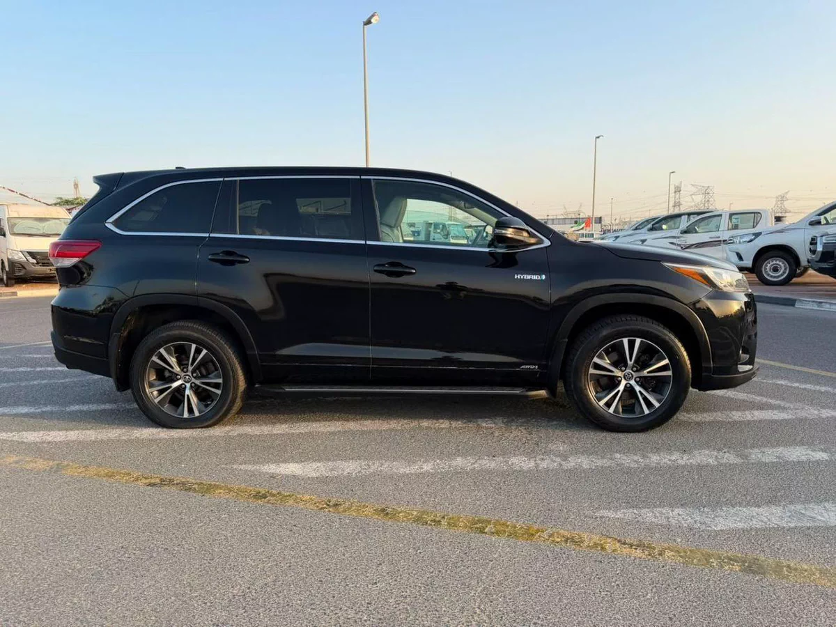 Toyota Highlander LE 2017 Toyota Highlander Hybrid  -3.5L V6-AWD 4x4 - Leather seat-Rear Camera --3-0