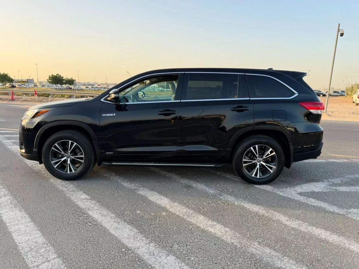 Toyota Highlander LE 2017 Toyota Highlander Hybrid  -3.5L V6-AWD 4x4 - Leather seat-Rear Camera --8-0