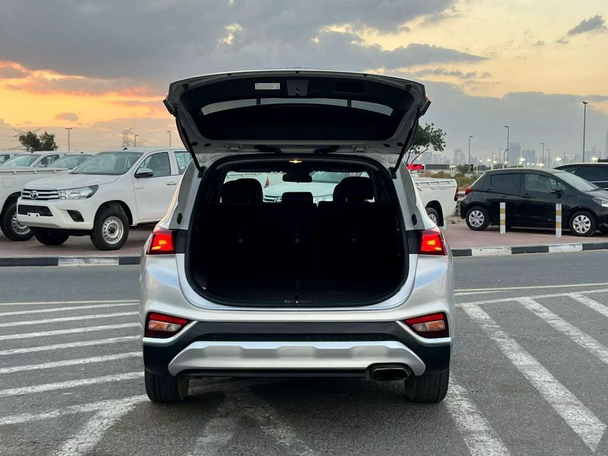 Hyundai Santa Fe STANDARD 2019 Hyndai Santafe MidOption+ - 2.4L V4 - 4x4 AWD - Rear Camera - Leather Seat  5-6-0