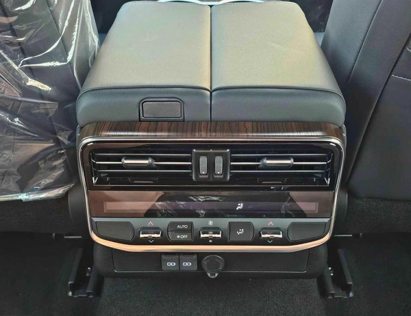 Toyota Land Cruiser VX /BIG DVD/JBL SPEAKERS / REAR ENTERTAINMENT DVD /MID OPTION (CODE#VX4MA)