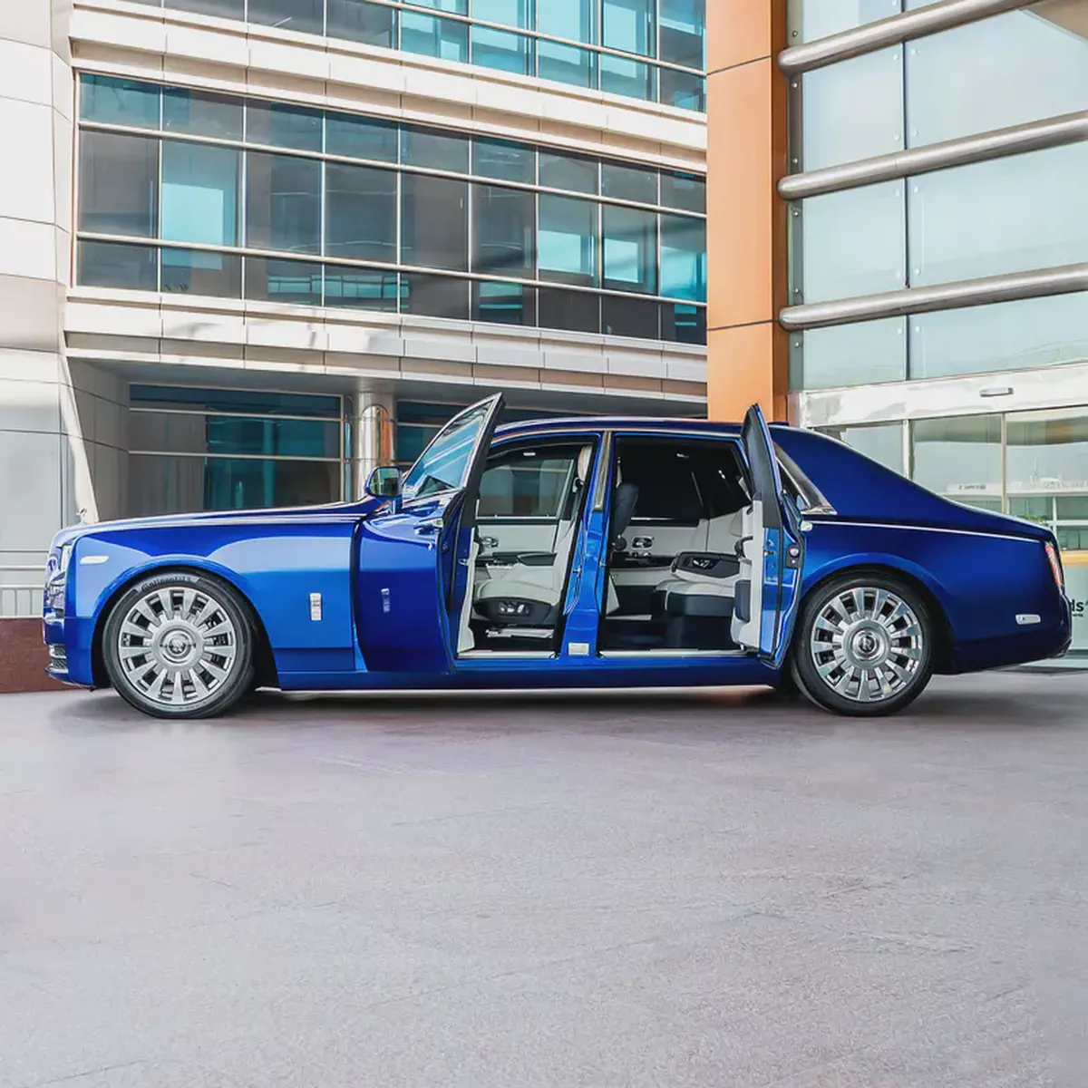 2019 Rolls-Royce Phantom GCC DONE ONLY 4000KM-4-4