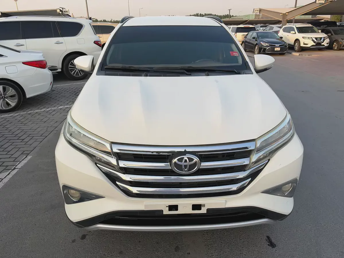 Toyota Rush 2019 GCC Specs white color GCC calen car